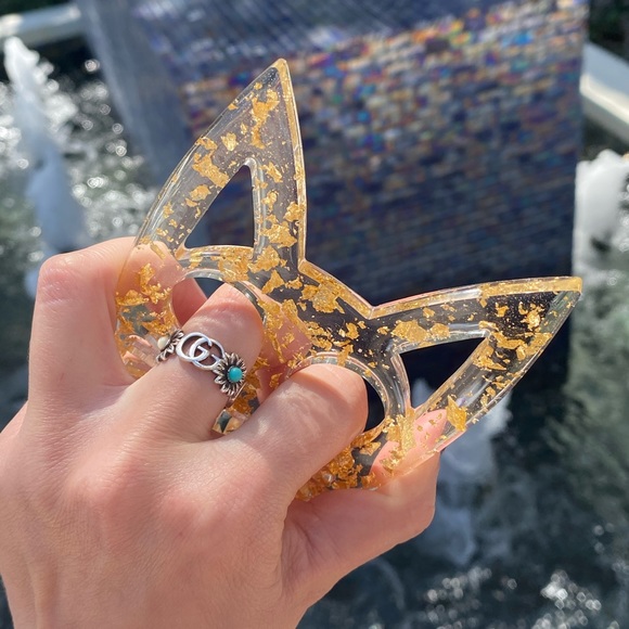 Defensive Kitty Keychain Clear With Gold Flakes - Picture 3 of 15